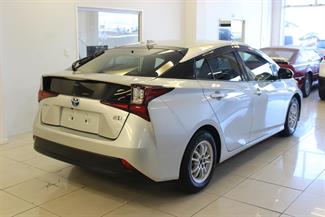 2019 Toyota Prius - Thumbnail